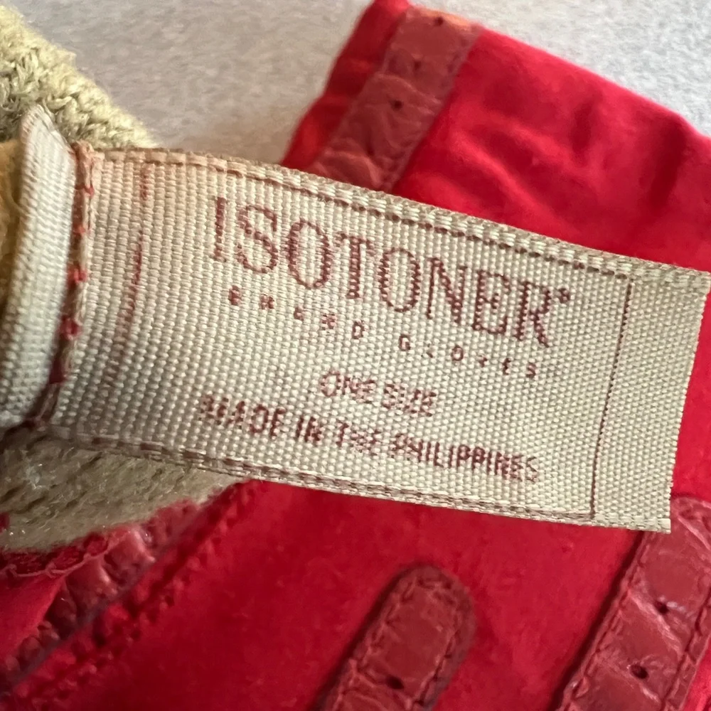 Isotoner red ladies’ gloves. - Picture 3 of 11